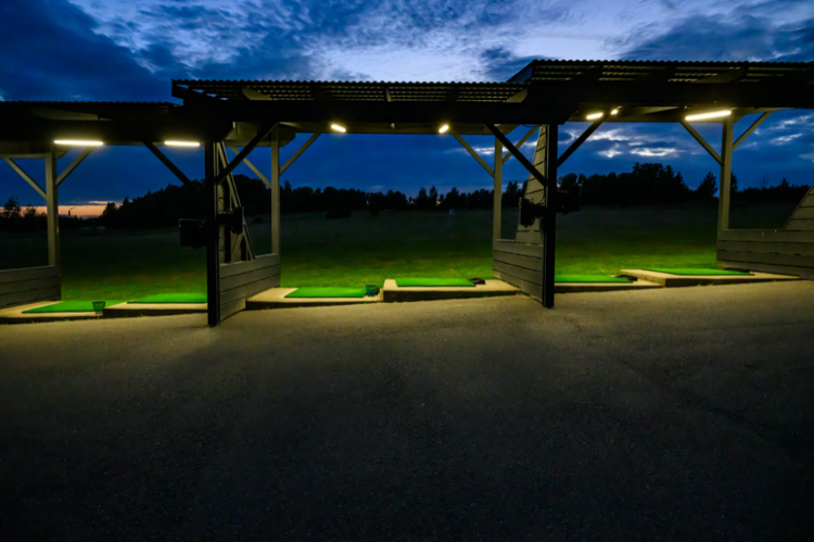 Installationsföretaget Witsel fick uppdraget att installera utomhusbelysning över driving range på Happy Golfer Stockholm.